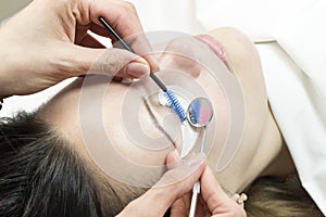 The procedure in the beauty salon eyelash extension