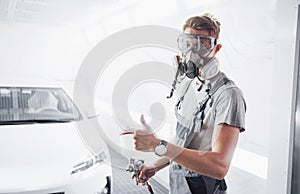 The procedure of painting a car in the service center.