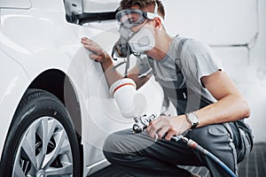 The procedure of painting a car in the service center.