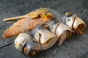 The process of cooking rolls of mackerel with vegetables.