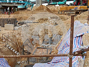 The process of cutting piles after the completion of building foundation piling work.