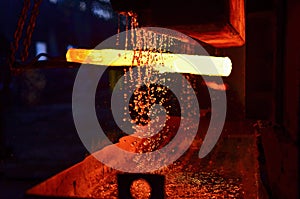 The process of forging metal in the production of heavy molded metal products