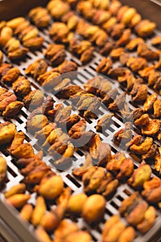 The process of home cooking dried fruits in an electric dryer