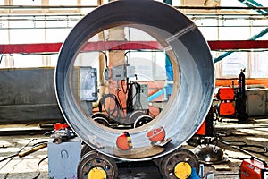 The process of manufacturing a cylindrical body for a container, a heat exchanger on rolls, by rolling, welding and orange helmets