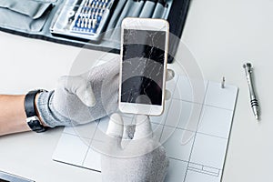 Process of mobile phone repair, changing the screen.