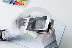 Process of mobile phone repair, changing the screen.