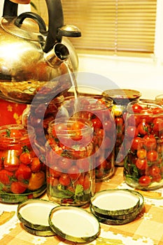Process of preservation of tomatoes in jars