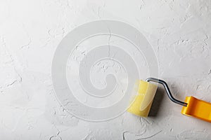 Process of priming a plastered surface with a roller. Place for