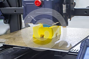 Process printing object 3D printer 3D printer printing model from molten plastic