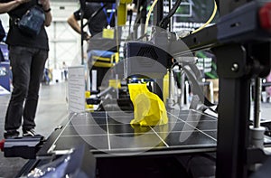 Process printing object 3D printer 3D printer printing model from molten plastic