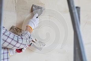 The process of puttying before the construction ladder