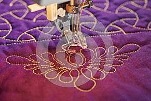 Process quilting with an electric sewing machine by using a free-motion technique