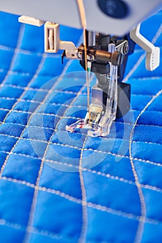 Process quilting with an electric sewing machine by using a free-motion technique