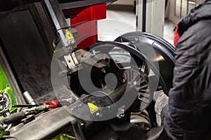 The process of repairing automobile wheel using a special press on a machine for straightening disks for vehicles after damage