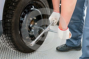 Process of replacing the wheel in the garage