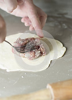 The process of sculpting meat dumplings.