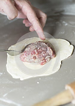 The process of sculpting meat dumplings.
