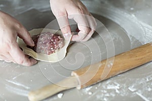 The process of sculpting meat dumplings.