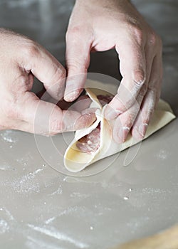 The process of sculpting meat dumplings.