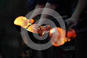 Process of shaping glass during handmade production