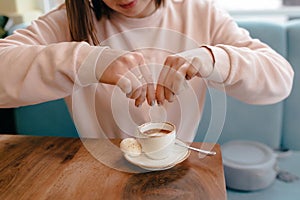 Process of sweetening coffee with sugar