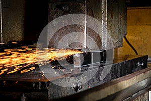 During the processing of metal using flat grinding, sparks from the abrasive stone