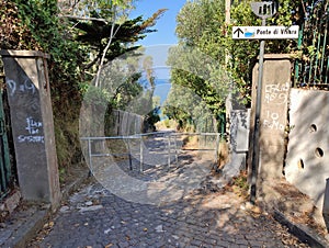 Procida - Sentiero di accesso al Ponte di Vivara