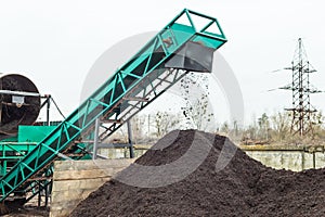 Producing organic soil at industrial compost plant