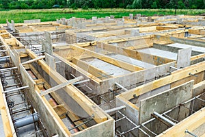 Production of the concrete base under the house with use of a removable timbering.