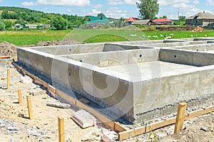 Production of the concrete base under the house with use of a removable timbering.