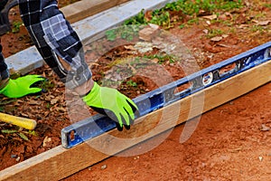 Production with removable timber formwork for pouring cement concrete on a foundation