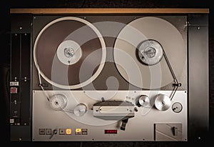 Professional audio tape recorder with reel