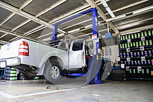 Professional car mechanic, tire change