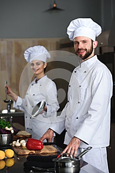 Profesionalmente cocineros hombre a una mujer cocinando 