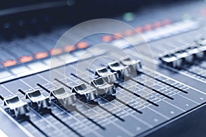 Professional concert mixing console is equipped with high-precision and long-stroke faders