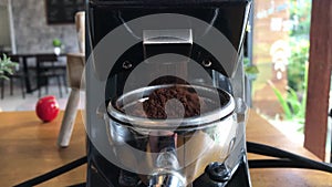 Professional grinder machine to grind fresh coffee beans