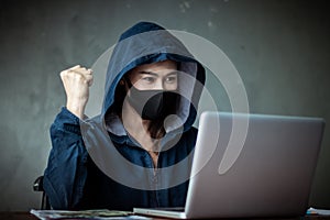 Profesionálne průnikář ženy nosenie modrý košele kapucňa kradnutie dáta pripojený do internetovej siete počítač systémy podľa uvoľnenie vírusy 