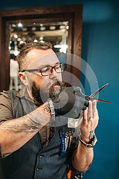 Professional hairdresser teach how to cut hair