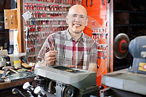 Professional key cutter making door keys copies