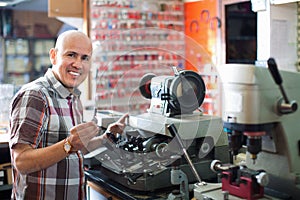 Professional key cutter making door keys copies