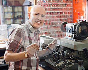 Professional key cutter making door keys copies