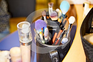 Professionalmente cosmetici pennelli sul tavolo. cosmetici utensili 