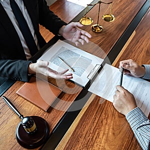 Profesionálne samec právnik alebo poradca diskusia vyjednávanie právne prípad zákazník zmluva v kancelária 