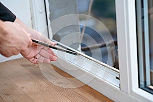 Profesionálne na opraviť a inštalácia z okna zmeny guma tesnenia tesnenia v okna 