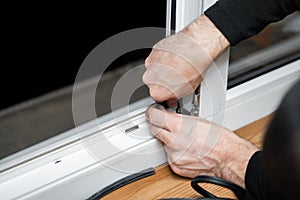 Profesionálne na opraviť a inštalácia z okna zmeny guma tesnenia tesnenia v okna 
