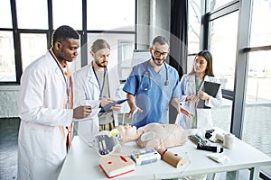 professional paramedic talking and showing CPR