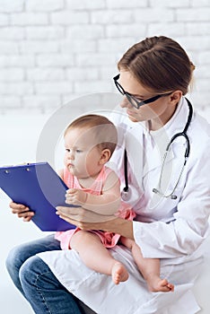 Professional pediatrician doctor exam newborn.