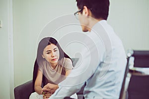 Professional psychologist talking with asian woman patient,Therapist conducting a consultation and counseling to women