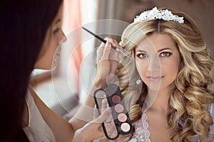 Professionalmente fa cosmetici sposa sul giorno del matrimonio. elegante 