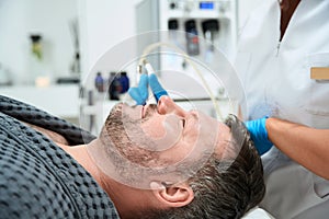 Professional uses a non-surgical microdermabrasion method in his work